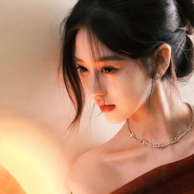 葡萄架下的女神
